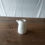 白いピッチャーの画像