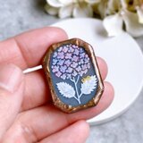 紫陽花の花入れのブローチ　ステンドグラスブローチの画像