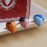 50%OFF◆不思議な色の苺ディップリング/粘土/レジン/スワロフスキー/イチゴストロベリー/フェイクフルーツ/スイーツの画像
