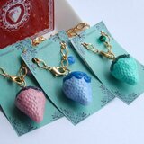 50%OFF◆不思議な色の苺ディップバッグチャーム/粘土/レジン/スワロフスキー/イチゴストロベリー/フェイクフルーツの画像