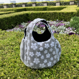 白いお花バッグの画像