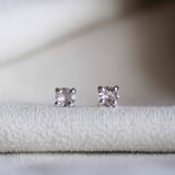 4月誕生石ピアス morganiteの画像