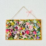 ピンク色のお花畑の壁飾りの画像
