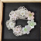 桜花のリースブローチの画像