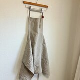 小柄なあなたに贈るベルギーリネンの華やぎワークエプロン　スモールサイズ　程よい厚みの25番手　キナリ×肩紐ダークレッドの画像