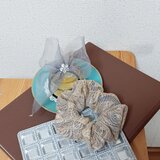 お花ビジュー付きヘアゴム＆ふんわりベージュレースのシュシュのセットの画像