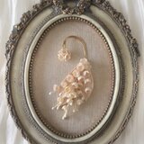 染め花スズランのイヤーフック(アンティークホワイト)の画像
