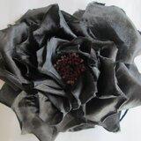 シルクの黒バラコサージュ（花芯赤×白）の画像