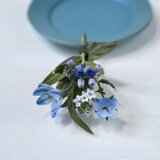 布花　ハハコグサ、ペンペン草、ネモフィラ、ハナニラをぎゅっとまとめた野の花達のブーケコサージュ。の画像