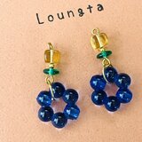 チェコビーズピアス イエローチェコビーズとポンデリングブルーの個性派ピアス 樹脂フックピアスですの画像