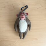 目を閉じるニホンザルのキーホルダーの画像
