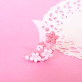 月や花や　イチゴミルク  ｜ スイートピンクの月型ブローチの画像