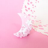 月や花や　イチゴミルク  ｜ スイートピンクの月型ブローチ　薄めの画像