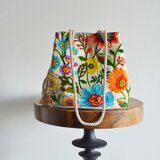 インド刺繍　ハイクラスフラワー刺繡 スクエア ポシェットマリンバッグ　6点限定のバッグですの画像