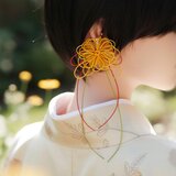 飾り結びかたっぽイヤーカフ「ハナメグル・色」 | 手染め紐による大輪の花。浴衣・着物・洋装にも。