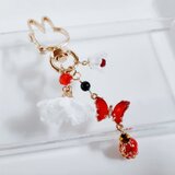 赤色のクリスタル蝶とフラワータッセルとすずらんビーズのお洒落キーホルダーの画像