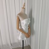 ミニドレス ミカドサテン 花モチーフ ベアトップ 可愛い 光沢感 デザイン感 二次会の画像