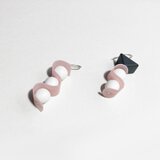 マットパールとPVCとラバービーズのピアスの画像