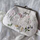 リネン*刺繍*野の花*がま口ポーチの画像