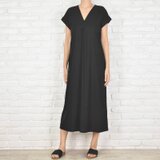 リネン素材のシンプルなVネックワンピース　ブラックの画像