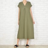 リネン素材のシンプルなVネックワンピース　カーキの画像