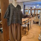 風を感じるトップスの画像