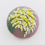 刺繍ブローチ 揺れるミモザの花(チョコ)の画像