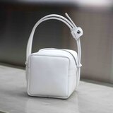イタリアン・SNOW-WHITE・キューブポシェット◎２WAY機能・内装キーホルダー付きの画像