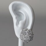 ピアス　ばらまく　1　まる　竹ビーズ　シルバー　グレー　サージカルステンレスピアス　おおぶり　一点もの　ビーズ刺繍の画像
