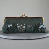 野の花　くすみ色　刺繍　がま口　ポーチ　カーキ色の画像