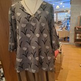 風を感じるトップスの画像