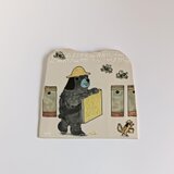 タイルの動物図鑑　クマ養蜂家の画像