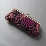 眼鏡ケースにも　ビーズ刺繍のペンケースがま口 1　 煙　ピンク　ブラック　一点もの　送料無料　両面刺繍　母の日　ギフトの画像