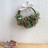 アナベルとピンクペッパーのリースの画像