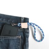 「空の青を、手もとに」スマホハンドストラップ「革とパラコード」の画像