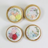 花刺繍のウッドフレームブローチの画像