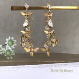 Vintage glass stone： 蜂と月と小花の耳飾りの画像