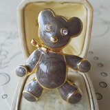ヴィンテージ　ベージュグレーのBear with Ribbon／Gold縁取りのブローチの画像