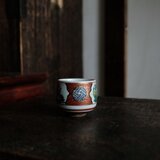 カラフルな草花◆山水風景図。九谷焼　赤絵金彩湯呑み　工芸品　和食器　庄三写し　昭和レトロの画像