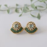 クリスタルと竹ビーズの扇形ビジュー刺繍ピアス(ペールグリーン)／上品・ナチュラルの画像