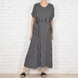 洗練された大人の抜け感。ブラックストライプ柄Vネックワンピース　黒の画像