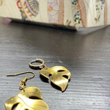 鳳莱蕉（ほうらいしょう）-モンステラ彫りピアス左右-（真鍮）の画像