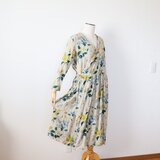 ナチュラルな花柄リネンのカシュクールワンピースの画像