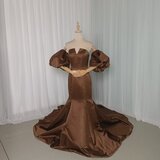 パーティードレス ベアトップ ブラウン パフスリーブ 光沢サテン マーメイドライン 細見えシルエット 演奏会の画像