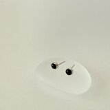 オニキスのシルバーピアス　◇ 覆輪ピアスの画像