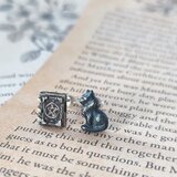 【受注制作】金属アレルギー対応/黒猫/魔導書/スタッドピアス/ピアス/イヤリング/本/猫/魔女/魔法使い/ファンタジーの画像