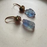 星粒と大地のピアス(フローライト)の画像