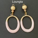 ウッドビーズとピンクチャームの大ぶりピアス レトロピアス 樹脂ピアスの画像