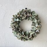 季節に関係なく長く飾れる！ユーカリのシンプルリース20〜実ものを合わせて〜の画像