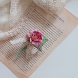 染め布花＊くすみピンク・ミニ薔薇のコサージュの画像